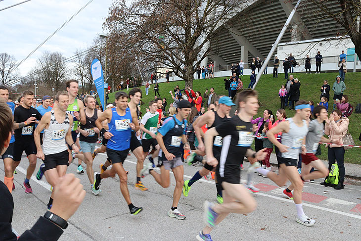 Start 10km Lauf @ Silvesterlauf 2022 im Olympiapark (©Foto: Martin Schmitz)